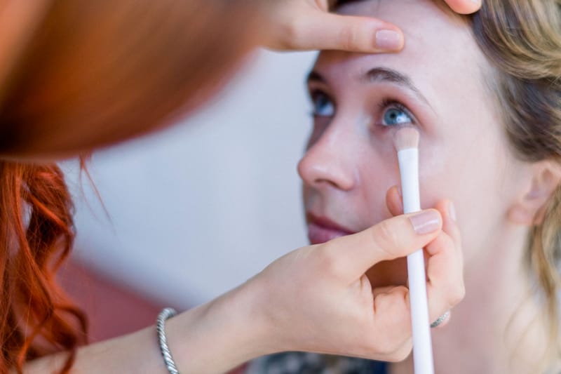Make-Up Artist durante shooting fotografico a Milano