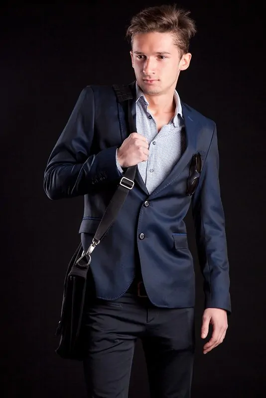 Posa laterale uomo in studio fotografico