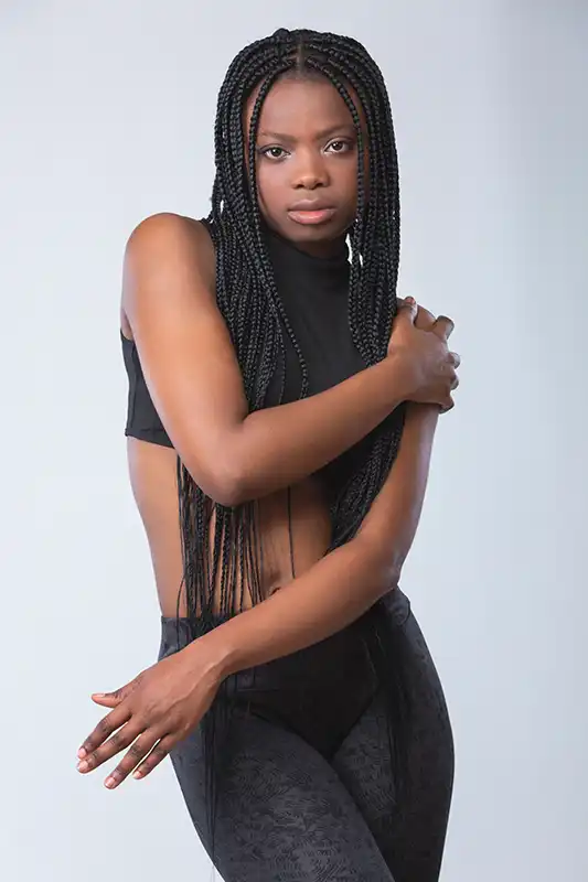 Book fotografico donna a Milano, body e leggings in studio