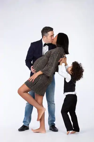 Servizio fotografico gravidanza Milano: ritratto premaman in studio con luce naturale