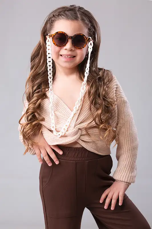 Book fotografico bambina sorridente in studio a Milano, luce naturale