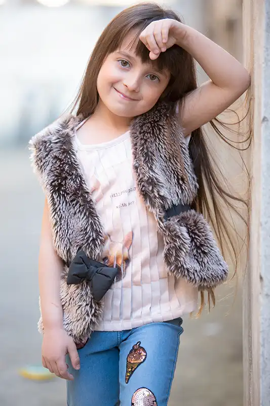 Book fotografico bambina Milano, ritratto in luce soffusa