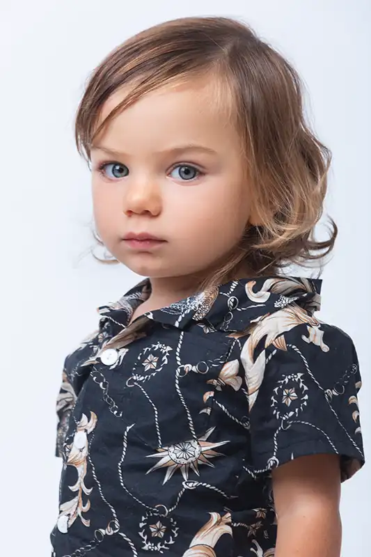 Fotografo bambini Milano, ritratto espressivo in studio Giovanni Miele