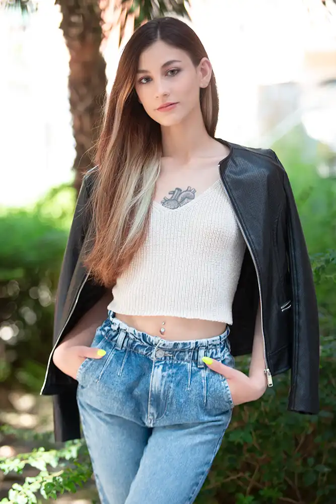 Book fotografico donna in esterna a Milano, giacca in pelle e jeans