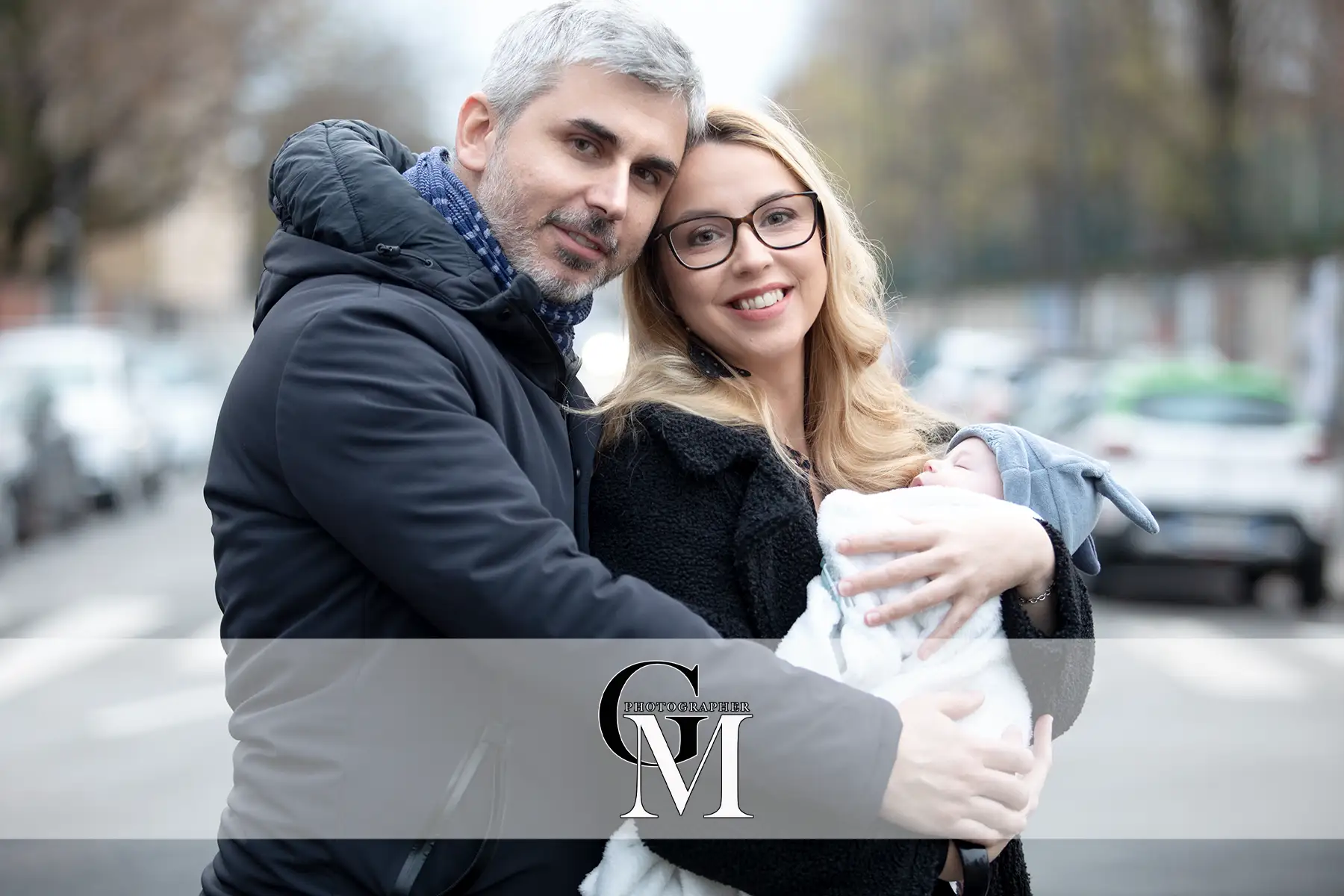 Ritratto fotografico famiglia in studio a Milano con luci professionali