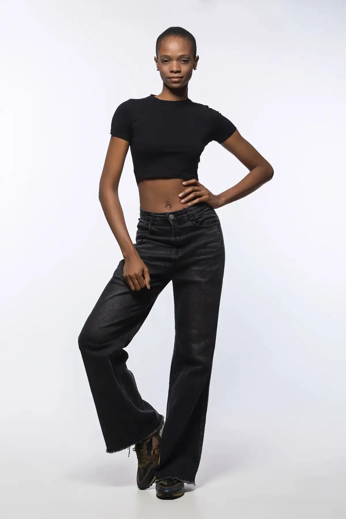 Book fotografico donna a Milano, figura intera con crop top e jeans neri in studio