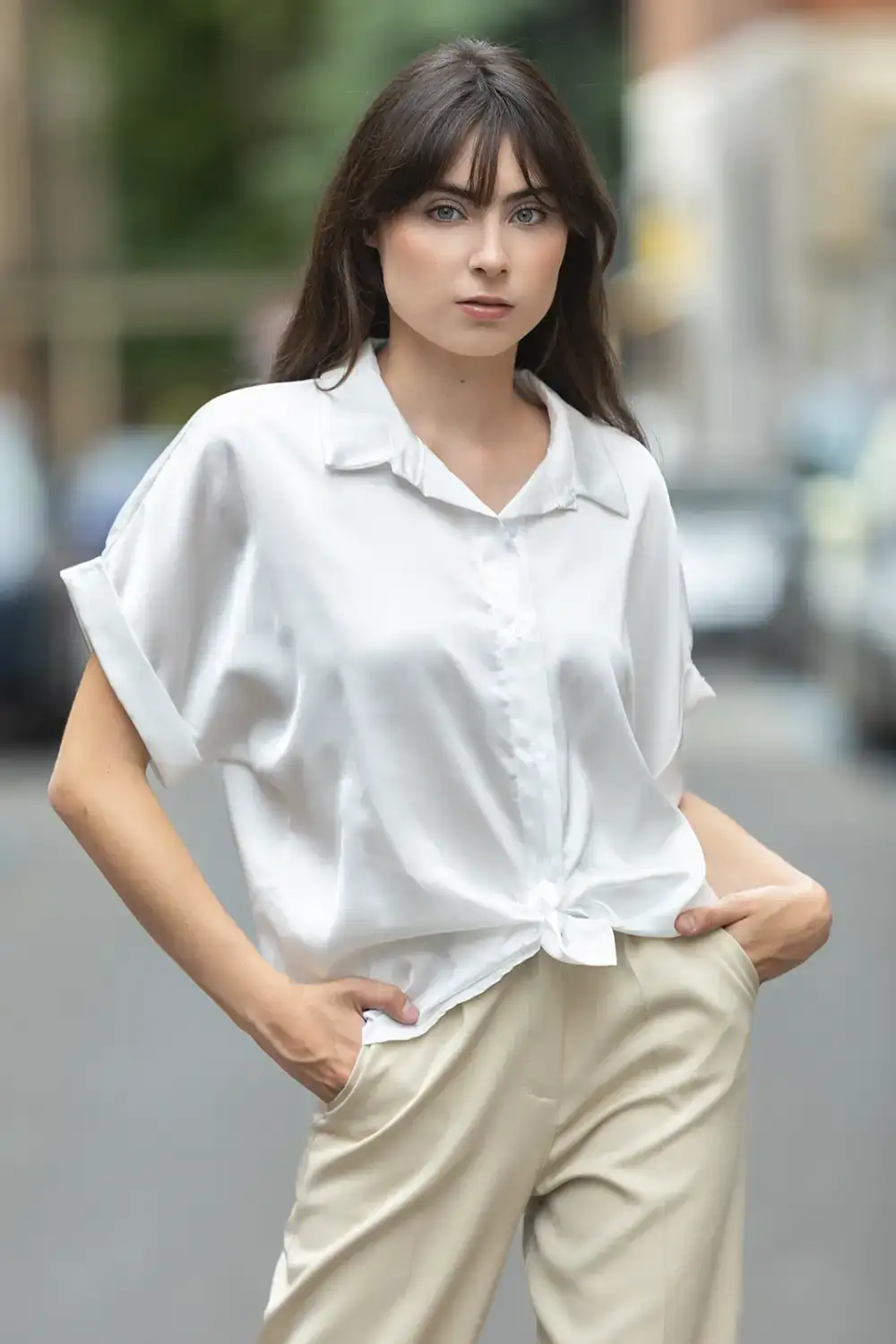 Servizio fotografico donna a Milano, camicia bianca e pantaloni chiari in esterna urbana