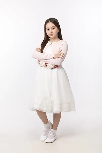 Ragazza in abito bianco, book realizzato in studio a Milano per casting adolescenti