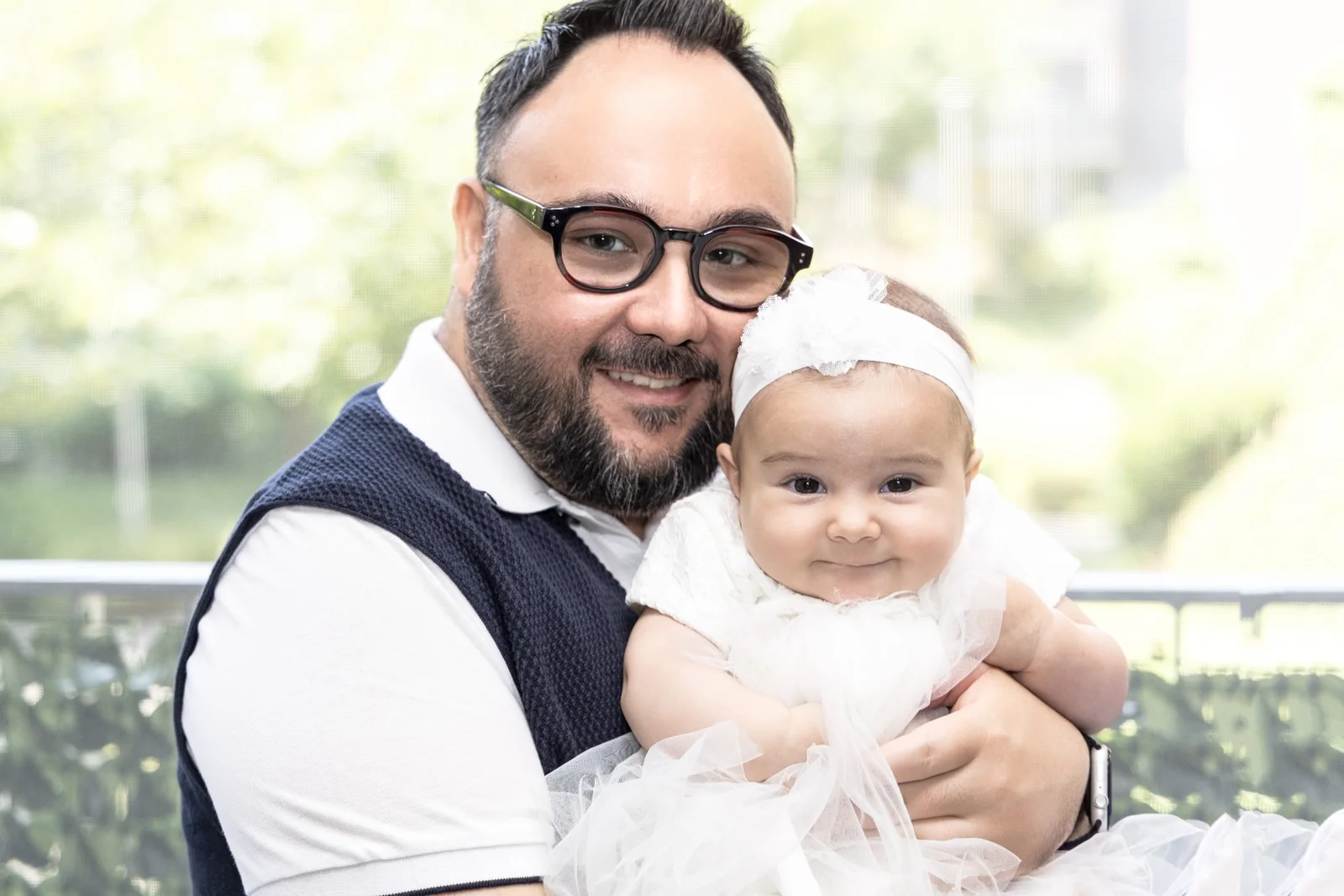 Papà prepara la bambina per il battesimo a casa, servizio fotografico Milano