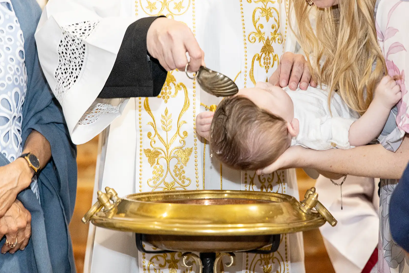 Rito battesimo neonato in chiesa a Milano, fotografo professionista