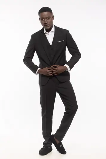 Book fotografico uomo look elegante camicia giacca in studio Milano