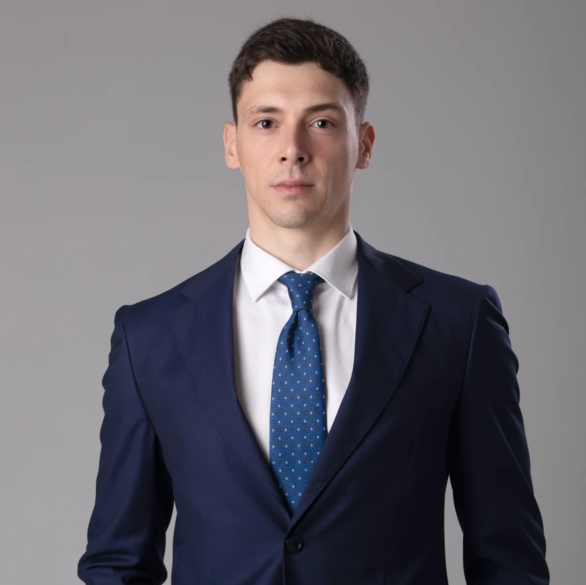 Foto profilo LinkedIn professionale scattata in studio a Milano