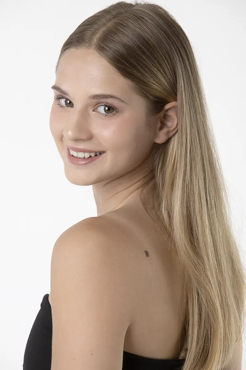 Book fotografico diciottesimo Milano ritratto sorridente in studio