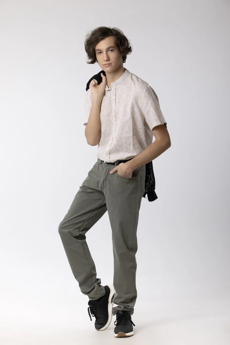 Ragazzo in posa a figura intera in studio fotografico, book professionale Milano