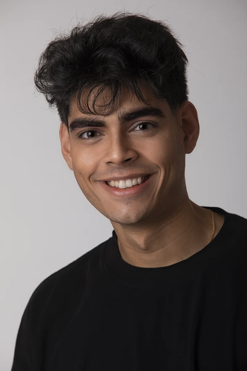 Headshot per casting con sorriso naturale, studio fotografico a Milano