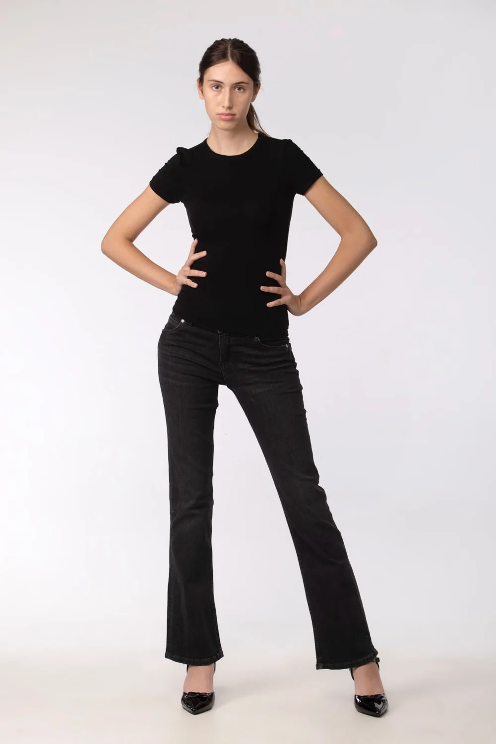 Polaroid modelli Milano figura intera canotta nera jeans flare posa casting