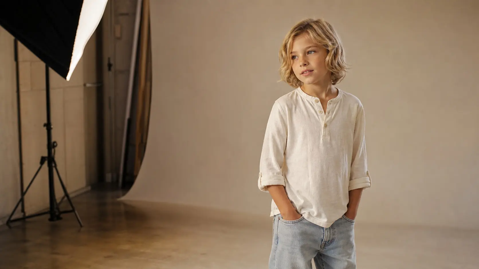 Book fotografico bambini Milano, ritratto in studio di bambino in camicia cream e jeans, fotografo Giovanni Miele