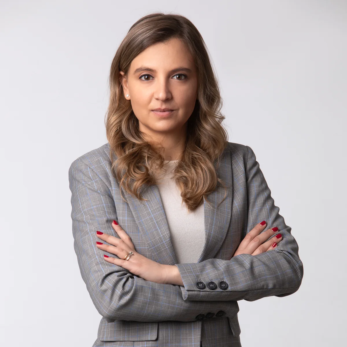 Headshot LinkedIn di una donna in tailleur grigio chiaro, ritratto professionale a Milano