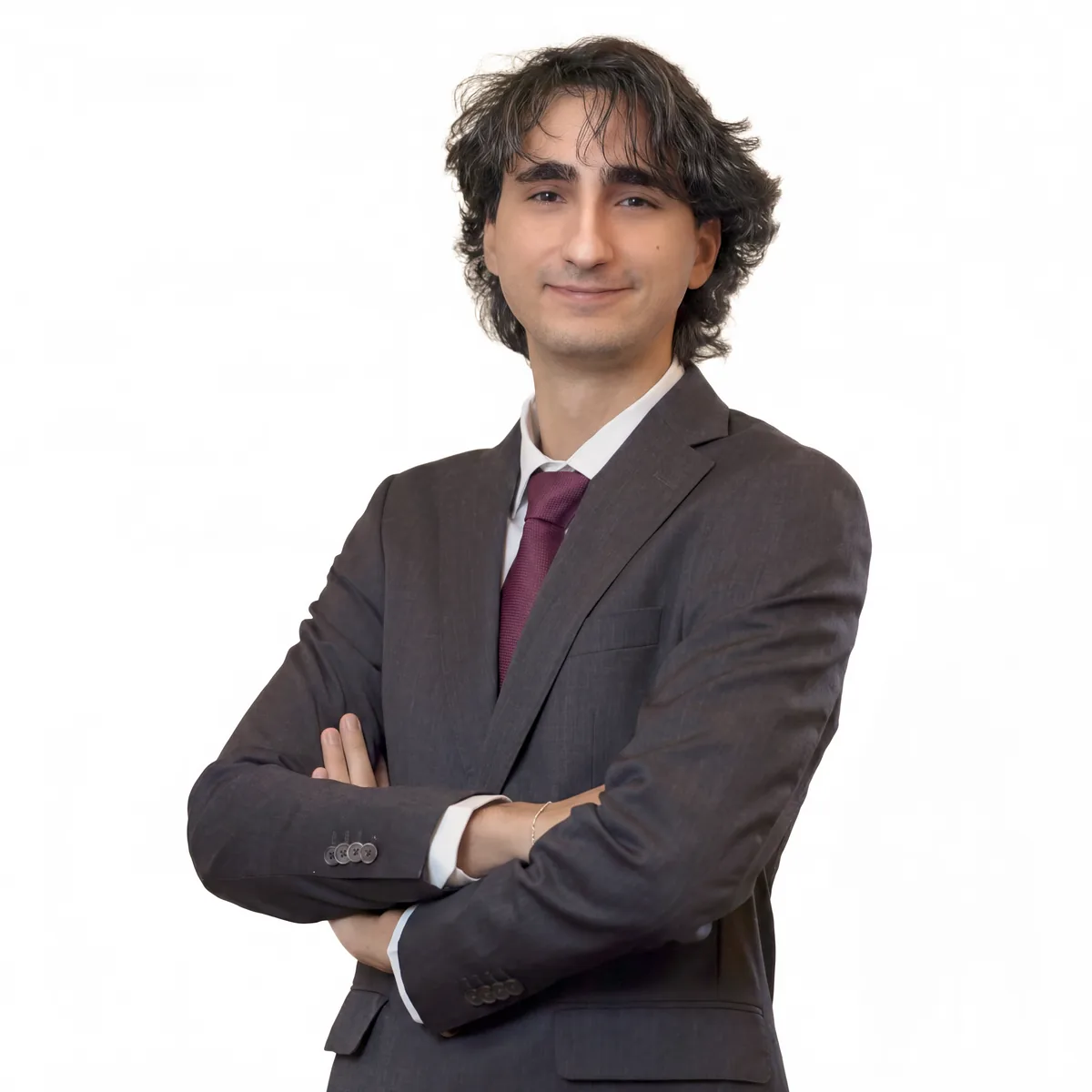Headshot LinkedIn di un uomo in abito marrone con cravatta bordeaux, ritratto in studio a Milano