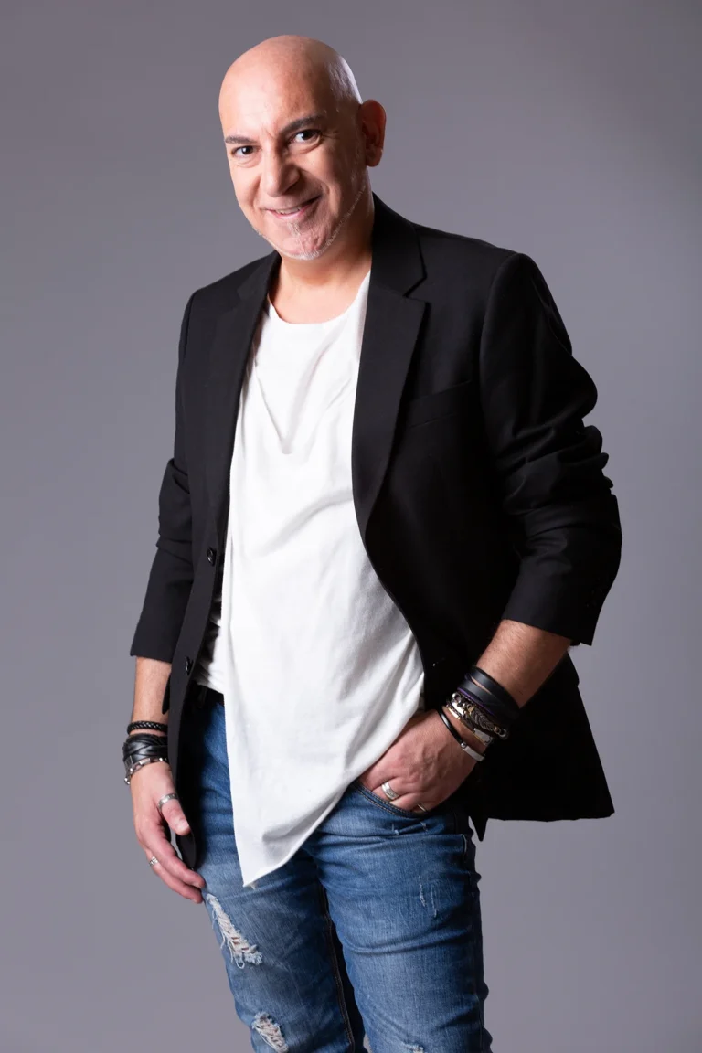 Character look giacca nera e jeans