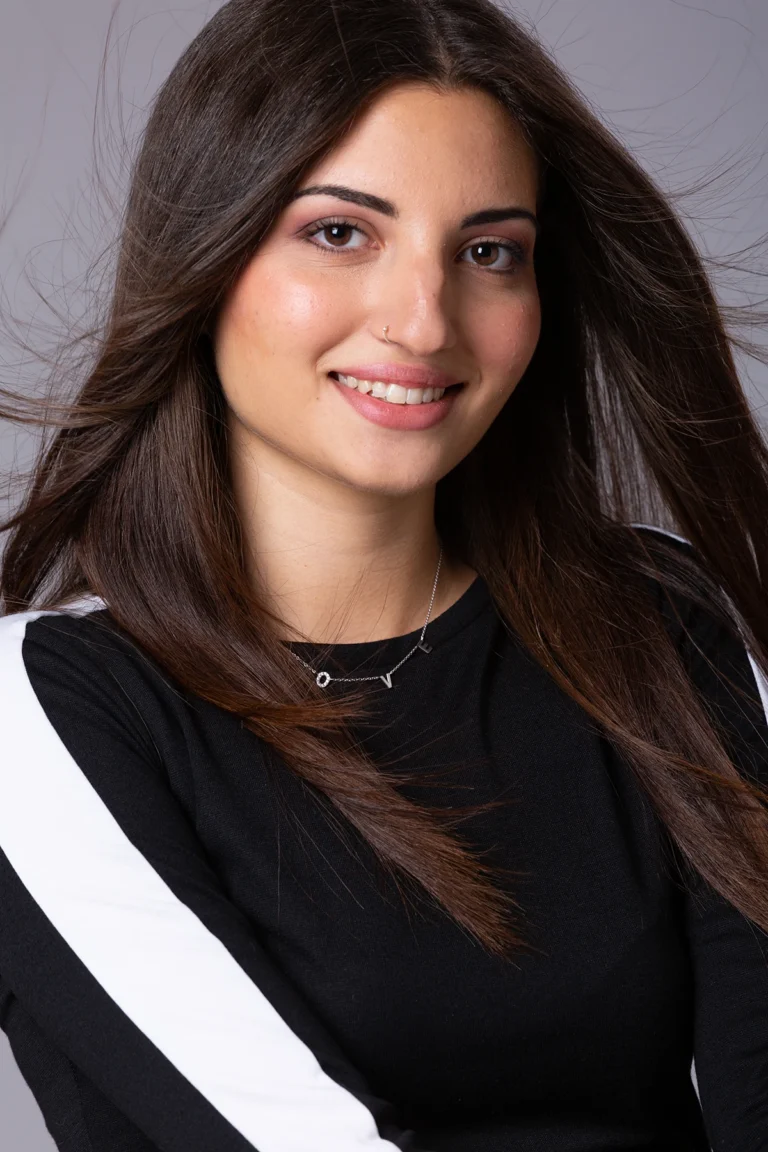Primo piano sorridente di giovane attrice