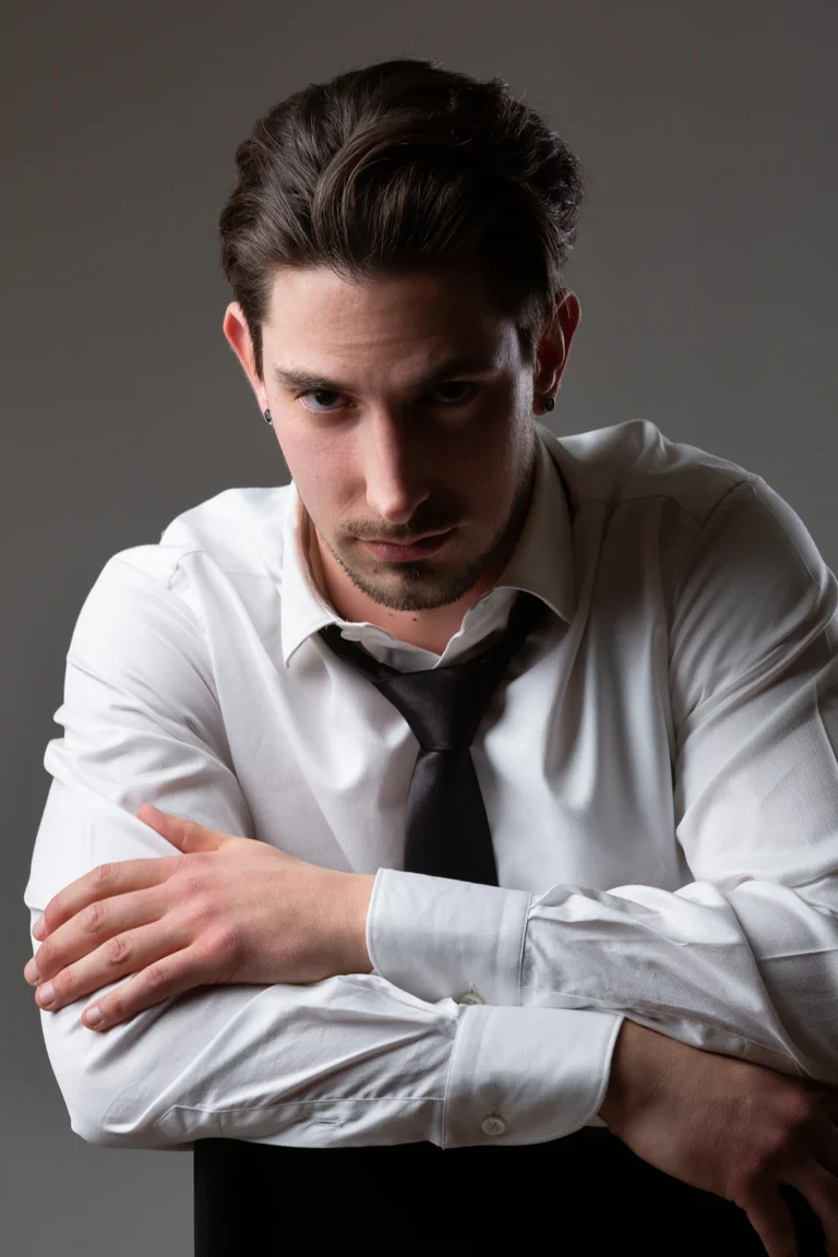 Attore con camicia bianca e cravatta allentata
